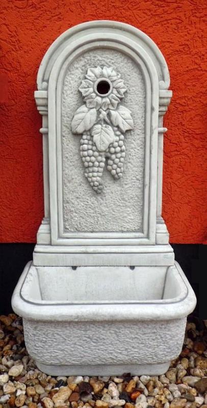 Wandbrunnen mit Weintraube Wasser Zapfstelle Gartenbrunnen Beton Steinguss 97cm